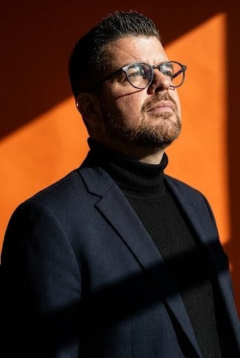 Porträt von Stefan Plüss, Webdesigner und KI-Spezialist